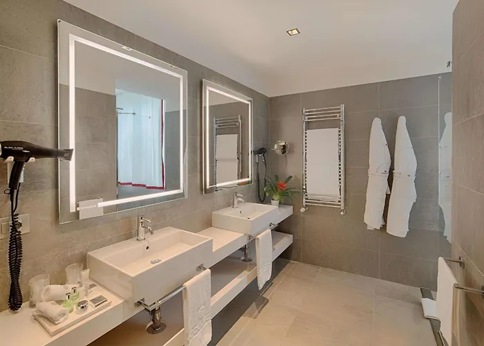 إن إتش كولكشن بالاتسو سينكويتشينتو فندق 5*