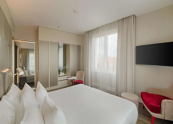 إن إتش كولكشن بالاتسو سينكويتشينتو فندق روما